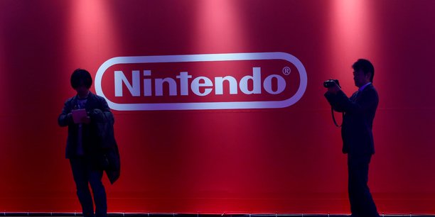 Des gens devant le logo de nintendo a tokyo[reuters.com]