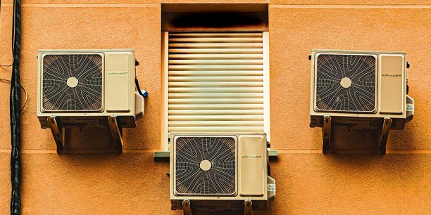 Des climatiseurs sur une façade d'un immeuble.