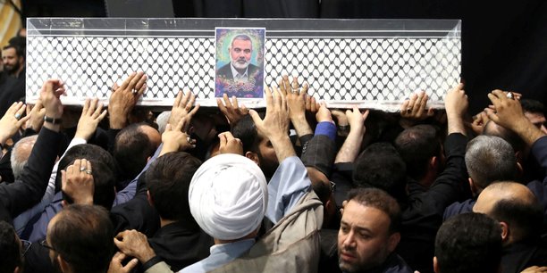 Des gens portent le cercueil du chef du hamas ismail haniyeh lors de sa ceremonie funeraire a teheran[reuters.com]