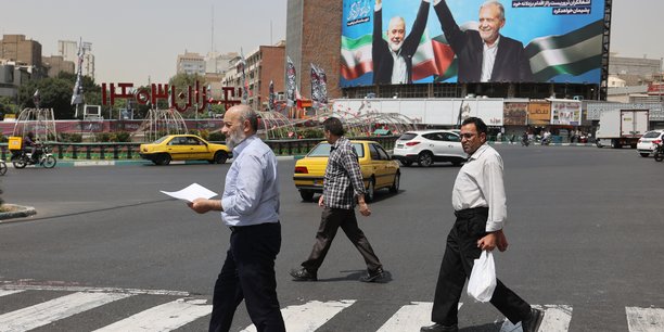 Des passants devant une photo du chef du hamas assassine, ismail haniyeh, et du president iranien, masoud pezeshkian, a teheran, en iran[reuters.com]