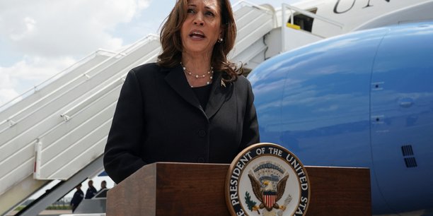 La vice-presidente des etats-unis, kamala harris, a l'aeroport george bush de houston[reuters.com]