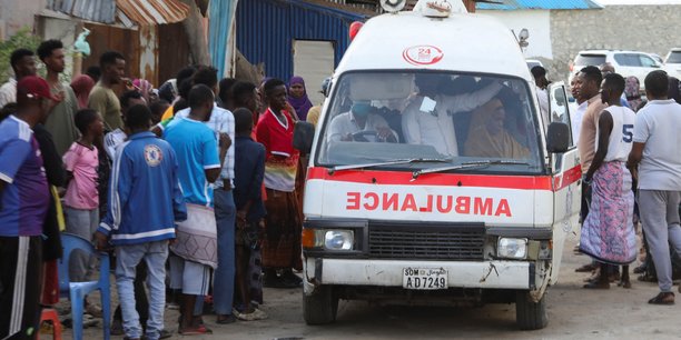 Des personnes se rassemblent alors qu'une ambulance transporte le corps d'une femme non identifiee tuee dans une explosion qui s'est produite alors que des fetards se baignaient sur la plage du lido a mogadiscio[reuters.com]