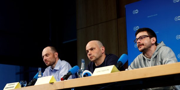 Les dissidents russes ilia iachine, vladimir kara-mourza et andrei pivovarov tiennent une conference de presse apres leur liberation, a bonn[reuters.com]