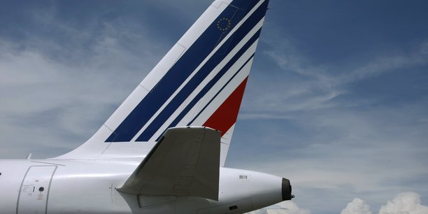 La queue d'un avion de ligne d'air france est visible a l'aeroport international de nice[reuters.com]