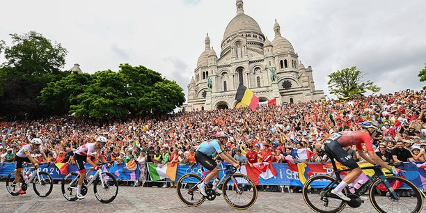 Les coureurs lors de l’épreuve de cyclisme sur route, hier, au pied du Sacré-Cœur.