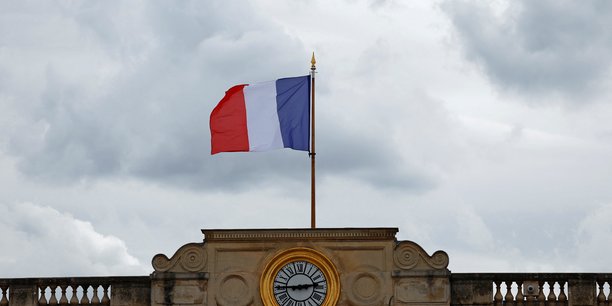 Un drapeau francais flotte au-dessus de l'assemblee nationale[reuters.com]