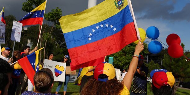 Des venezueliens vivant au salvador manifestent contre les resultats des elections a san salvador[reuters.com]