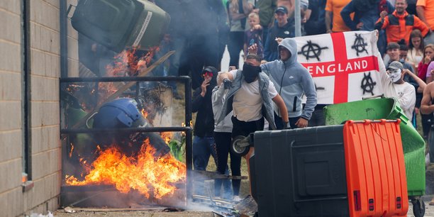 Des manifestations anti-immigration continuent partout au royaume-uni[reuters.com]