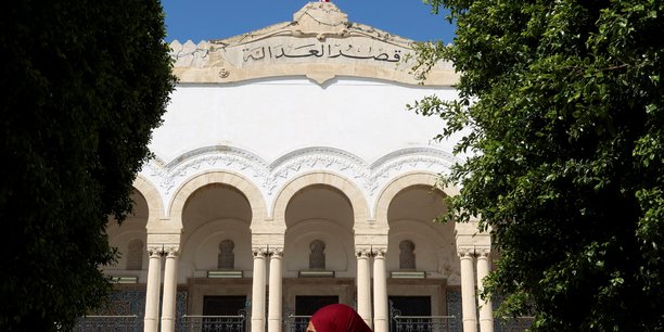 Une femme marche pres du palais de justice a tunis[reuters.com]