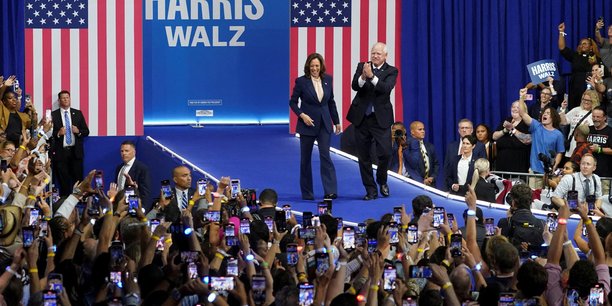 Kamala harris et tim waltz saluent leurs partisans lors d'un rassemblement electoral a philadelphie[reuters.com]