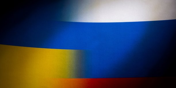 Les drapeaux de la russie et de l'ukraine[reuters.com]