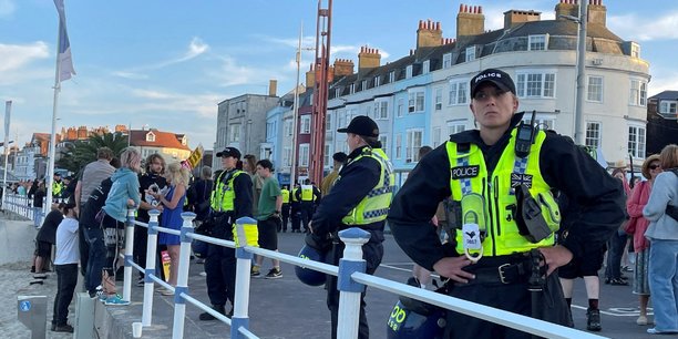 Patrouille de police suite a une manifestation anti-immigration a weymouth, en grande-bretagne[reuters.com]