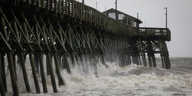 La jetee de la plage de garden city, en caroline du sud en pleine tempete tropicale[reuters.com]