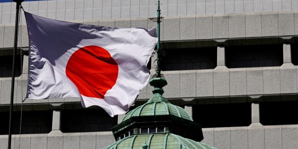 Le drapeau du japon sur le batiment de la banque centrale a tokyo[reuters.com]