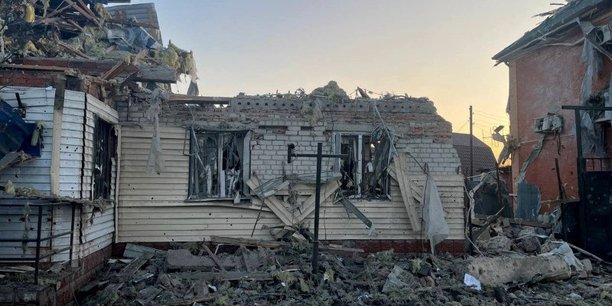 Maison endommagee suite a ce que les autorites locales ont qualifie de frappe militaire ukrainienne dans la region de koursk[reuters.com]