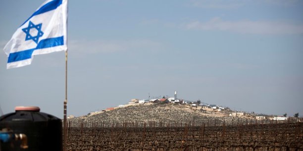 Un drapeau israelien flotte pres de la colonie juive d'achiya, en cisjordanie occupee[reuters.com]