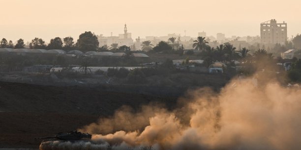 Un char manoeuvre pres de la frontiere entre israel et gaza[reuters.com]