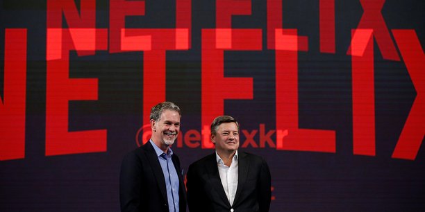 À gauche, Reed Hastings, cofondateur de Netflix, et Ted Sarandos, directeur
du contenu, en juin 2016.