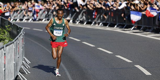 Record olympique pour Tamirat Tola, qui remporte la course en 2h06’26”, hier à Paris.