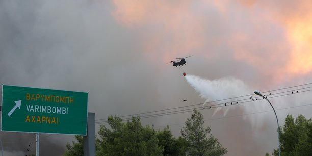 Des pompiers tentent de éteindre un incendie dans la région de Varympompi au nord d’Athènes.