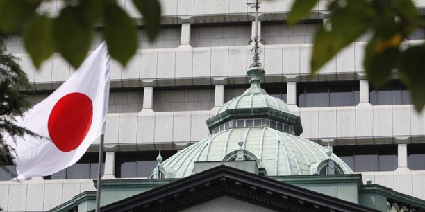 Le drapeau du japon au sommet du batiment de la banque du japon[reuters.com]