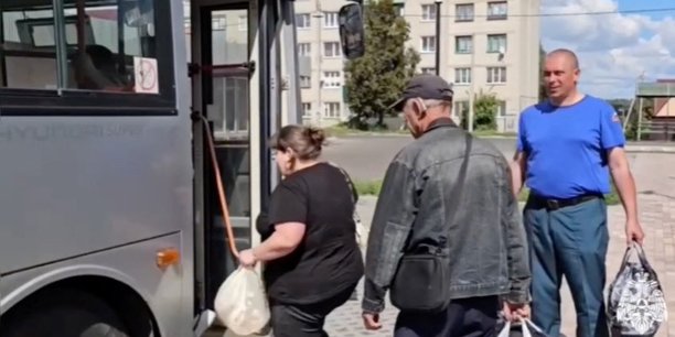 Des habitants lors de l'evacuation suite a une incursion des troupes ukrainiennes dans la region de koursk[reuters.com]