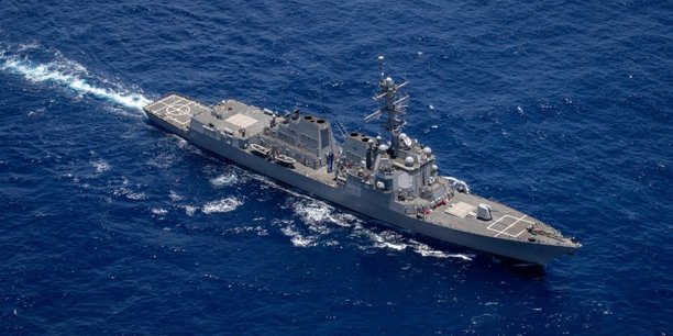 Le destroyer americain uss dewey, traverse l'ocean pacifique[reuters.com]