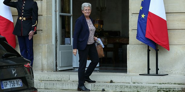 La ministre française de la Santé et de l'accès aux soins Geneviève Darrieussecq arrive pour participer à un séminaire gouvernemental à l'hôtel de Matignon à Paris, le 27 septembre 2024.