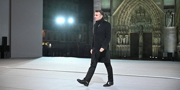 Emmanuel Macron assiste à la cérémonie de bienvenue lors de la réouverture officielle de la cathédrale Notre-Dame de Paris, en France, le 7 décembre 2024.