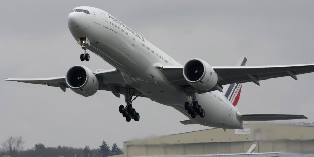 Un Boeing 777 Air France a perdu une plaque de métal en plein vol au-dessus de la banlieue de Shanghaï. La pièce de 60 kilos a traversé le toit d'une usine sans faire de victimes.
