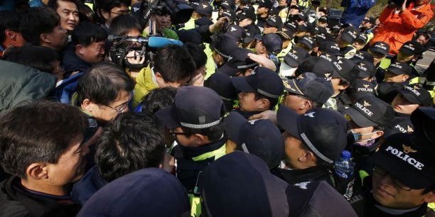 Heurts entre police et proches des disparus du ferry coréen[reuters.com]