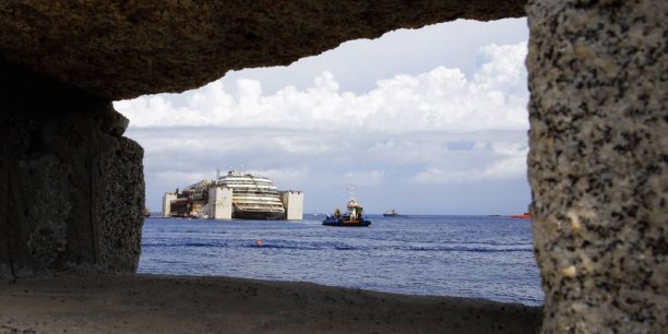 Mobilisation en Corse contre le remorquage du Costa Concordia[reuters.com]