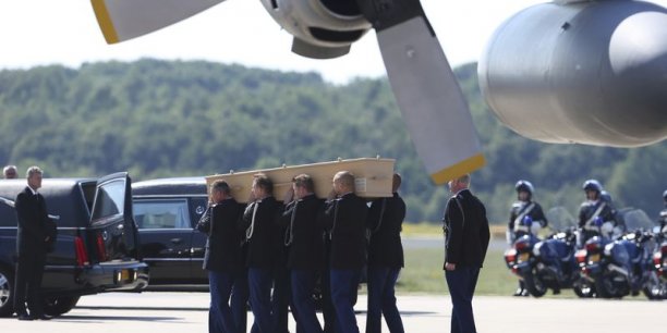 Les premiers corps des victimes du vol MH17 sont aux Pays-Bas[reuters.com]