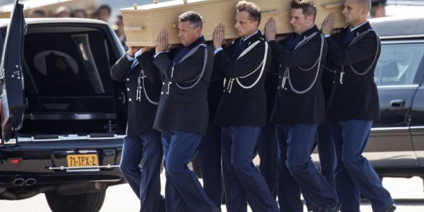 Les premiers corps des victimes du MH17 rapatriés aux Pays-Bas[reuters.com]