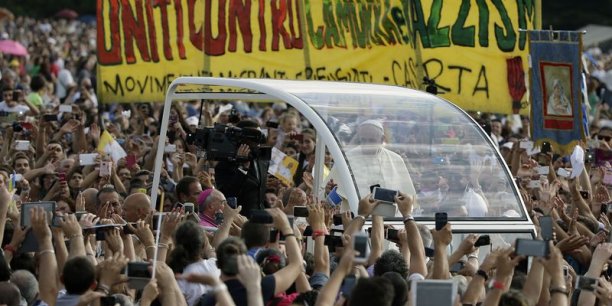 Près de Naples, le pape s'en prend de nouveau à la mafia[reuters.com]