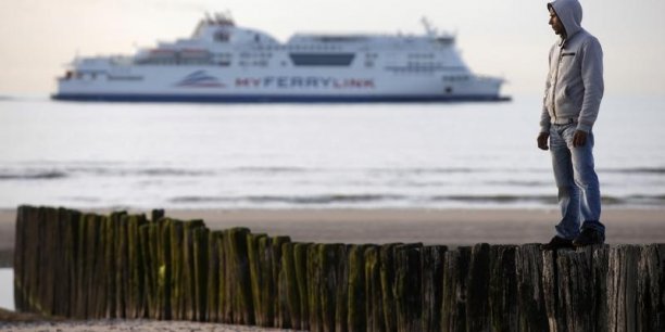 Les migrants de Calais prêts à tout pour traverser la Manche[reuters.com]