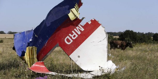 Plus de 60 experts sur le site du crash du vol MH17[reuters.com]