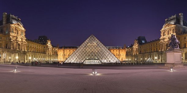 Lors de son inauguration en 1989, la pyramide du Louvre, située au centre de la cour Napoléon, alimenta bien des controverses. Aujourd'hui, on peut aussi la regarder comme le geste architectural annonciateur de l'alliance nouvelle entre la culture patrimoniale et la technologie contemporaine.