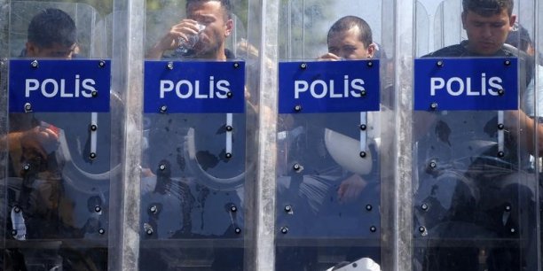 Nouvelles arrestations dans les rangs de la police turque[reuters.com]