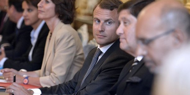 On ne joue pas individuel, dit Hollande à ses ministres[reuters.com]
