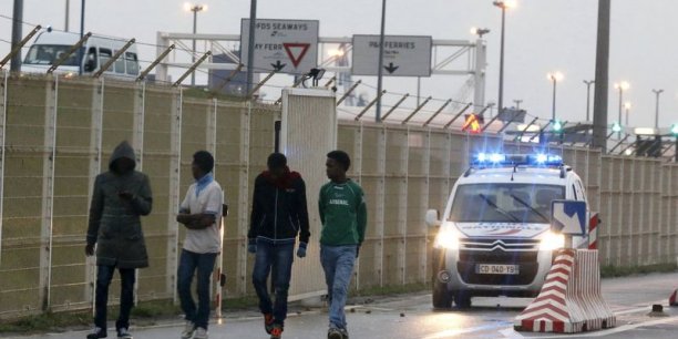 Bernard Cazeneuve refuse d'ouvrir un centre d'accueil à Calais[reuters.com]
