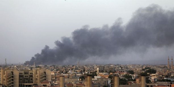 Violents combats à Benghazi, en Libye, l'aéroport touché[reuters.com]