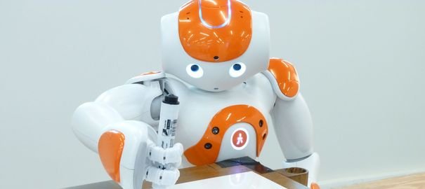 Le robot Nao, emblème de la sucess story pour la société Aldebaran Robotics, sera le nouveau chroniqueur de l'émission Salut les Terriens! sur Canal+.