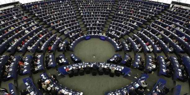 La Commission Juncker contestée mais pas menacée à Strasbourg[reuters.com]