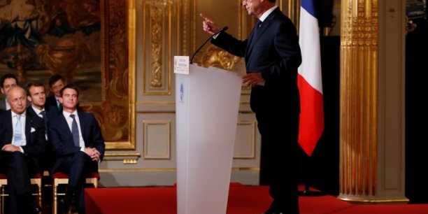 Président contre vents et marées, Hollande espère des résultats[reuters.com]