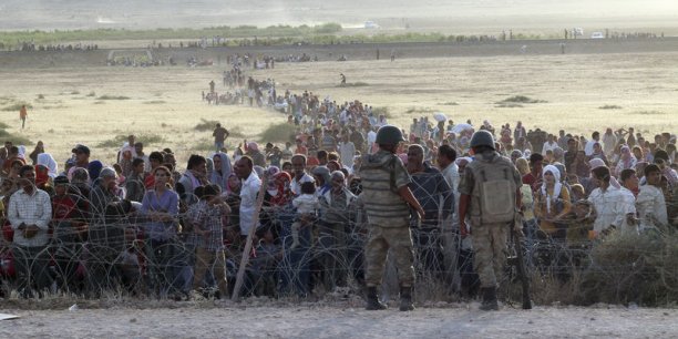 Des Kurdes syriens fuyant l'EI massés à la frontière turque[reuters.com]