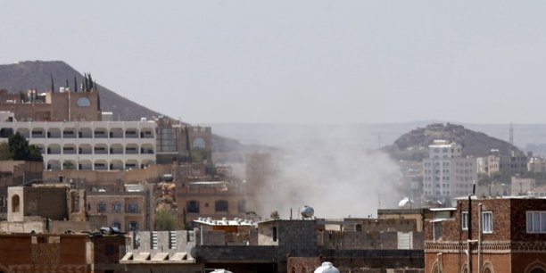 Le siège de la télévision yéménite en flammes, combats à Sanaa[reuters.com]