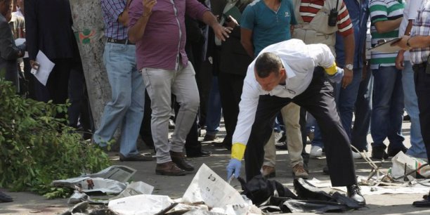 Une bombe tue trois policiers au Caire[reuters.com]