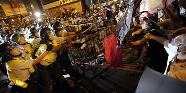 Heurts violents dans le quartier de Mong Kok à Hong Kong[reuters.com]