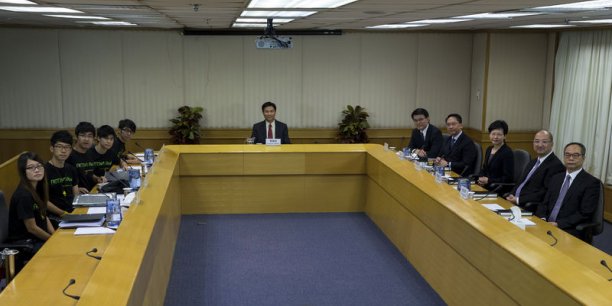Le chef de l'exécutif de Hong Kong pourrait lâcher du lest[reuters.com]